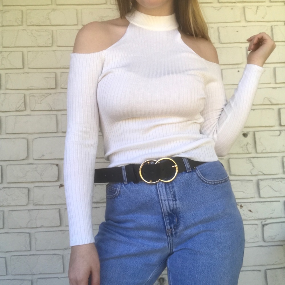 COLD SHOULDER - MOCK NECK SWEATER